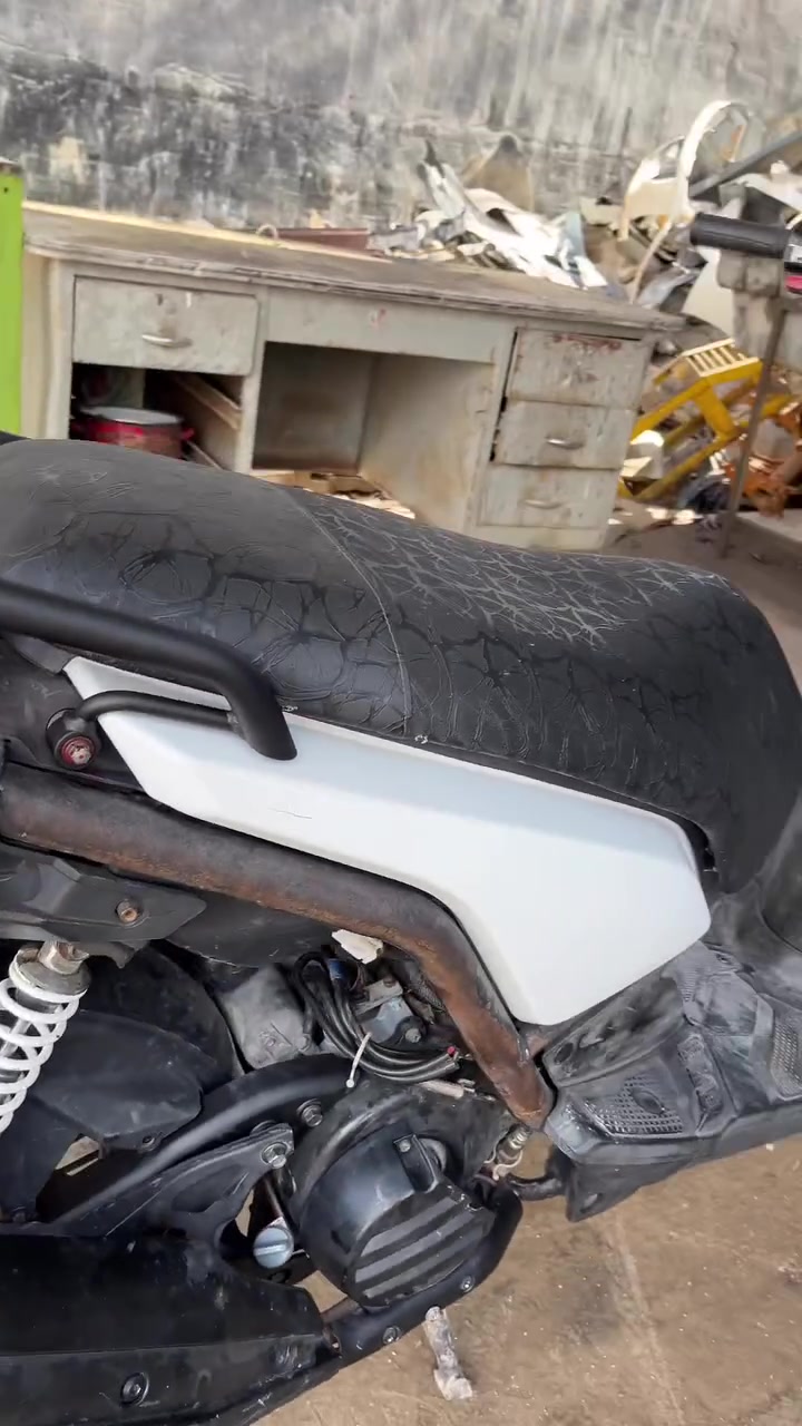 سلام عليكم سكنس جبلي نوزل دراجة نضيفة نازلة من الرمبة صارلها شهر مكينتهة مامفتوحة دراجة كاملة ومابيها اي نقص وشغالة كل كهربائياتها / عنواني ديالى بعقوبة التحرير/ السعر مليون و200 بيها مجال / الرقم للاستفسار/ ***********
