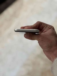 أيفون 11 عادي وتر بروف ممفتوح نضيف مابيه اي شخوط ذاكره 128 بطاريه 74 ل...