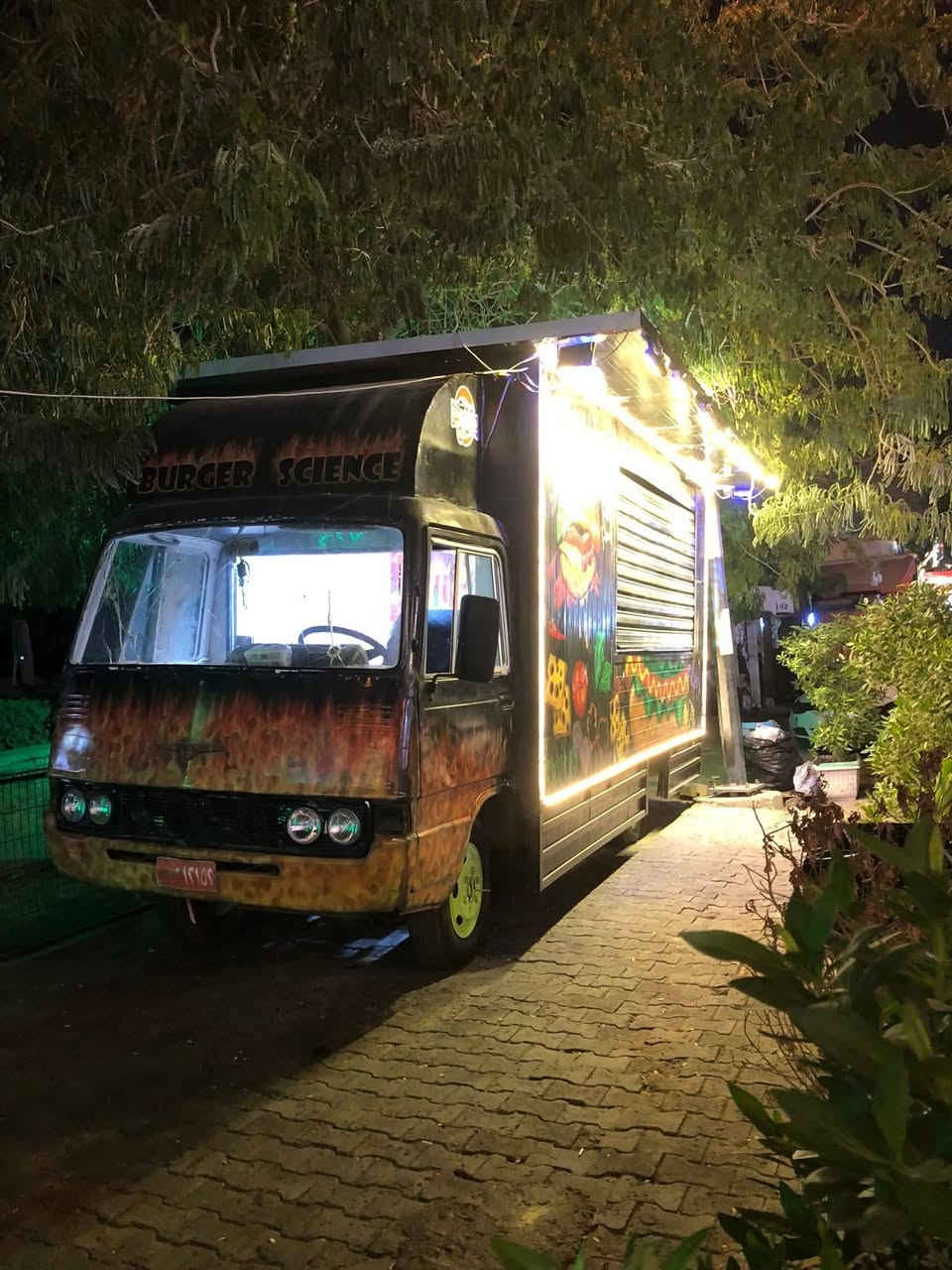 ‏السلام عليكم سياره مطعم متنقل للبيع كوستر  وشغاله مكينه جديده كير جديد  تخم تاير غراض مطعم وياها علان جديد اناره لدات كلها شغاله وجديده سياره رقم اصولي تريد تحويل تريد وكاله مكان الدوره الصحه رقم ***********
‏ويا غرض مطعم 
‏كريل فحم
‏كريل عادي
قلايه فنكر 
قلايه زنكر 
‏كابسه صاج 
‏سنك 
‏تانكي
‏شوايه كص 
‏مجمده 
‏عارضه
‏منضومة كامرات
‏تغليف سلستيل 
‏برادات عصير 
‏غلاطات عصير 
‏صبغ حراري مال سيارات درجه اوله معا رسم 
‏سفسار ***********
‏
