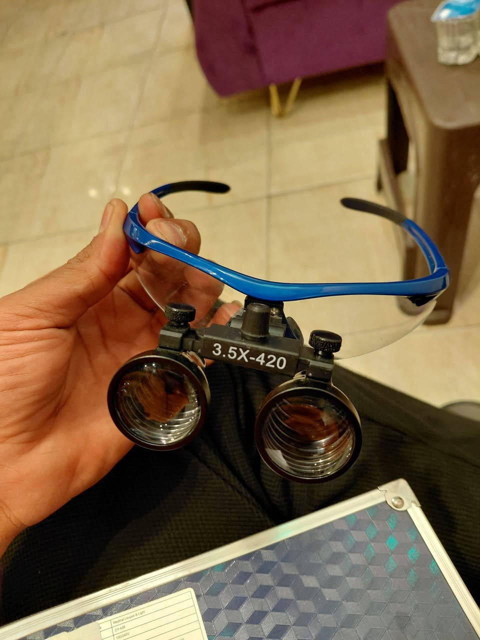 ​للبيع: نظارة مكبرة طبية احترافية مع كشاف LED (جديدة بالحقيبة) 🔍⚡
مناسبة لأطباء الأسنان، الجراحين، وفنيي صيانة الموبايلات والإلكترونيات الدقيقة.
​التكبير: قوة 3.5X ومسافة عمل 420 ملم لرؤية أدق التفاصيل بوضوح.
​الإضاءة: كشاف LED قوي مع بطارية خارجية قابلة للشحن وتحكم بشدة الضوء.
​الحقيبة: تأتي بكامل غراضها وملحقاتها داخل حقيبة ألمنيوم متينة ومبطنة ضد الصدمات.
​الجهاز جديد تماماً ولقطة للشغل النظيف.
السعر: [خاص] 
المكان: بغداد. مدينه الصدر توصيل ماعندي
​للتواصل والمراسلة على الخاص.


**إذا كنت صاحب هذا الإعلان وتريد حذفه لأي سبب، رجاءا أرسل رسالة إلى الدعم الفني**