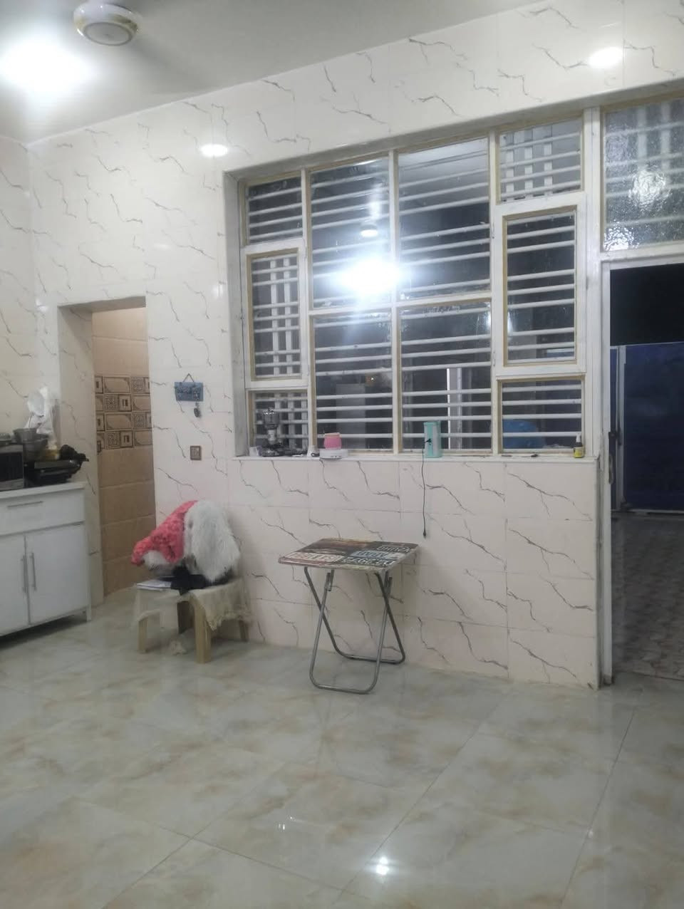 🏡 دار سكن   –

📍 العنوان: حي الباقر
📐 المساحة: 200 متر
🏢 : طابقين

🔹 الطابق الأول:
غرفتين + صالة + مطبخ + استقبال + حمام 🛁 حديقة كراج سيارة 

🔹 الطابق الثاني:
4 غرف نوم 🛌 + صالة + حمام

💰 السعر: 230

📌 مكتب الدناني للعقار
🏠 بيع • شراء • مقاولات عامة
📞 ***********
