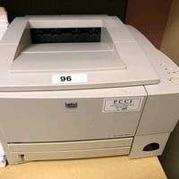 طابعة ليزري اسود و ابيض  طباعة فقط ١٨ نسخة في دقيقة  hp laserjet 2200 ...