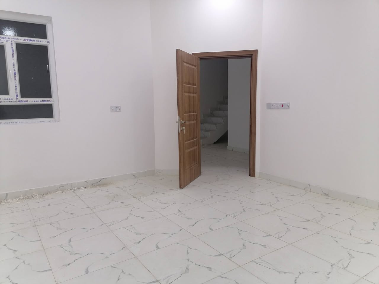 السلام عليكم بيت للبيع ام الخيل زراعي مرقم جاهز للتطويب ***********
مشموله بأعمال الجهد وتم عمل  ماء اساله وتصريف المجاري وباقي تبليط الشارع
المساحه ١٩٠م يتكون من غرفتين نوم واستقبال وصاله ومطبخ وكراج للسياره وصحيات داخليه وخارجيه
