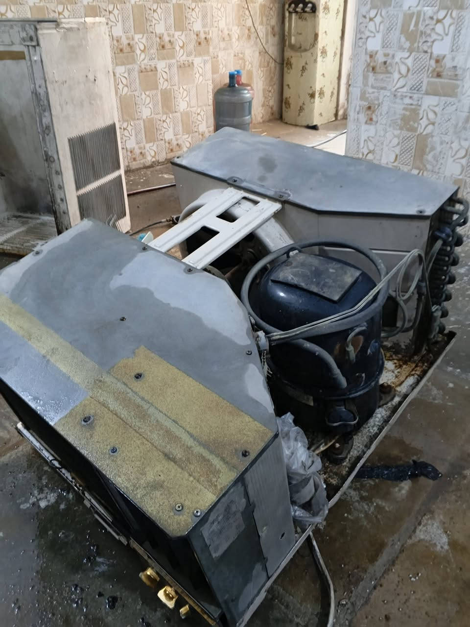 السلام عليكم مكيف جنرال 3 طن ياباني والله بعدة بغاز الشركة والله مالتي مال بيت بس مكان ماعندي تبريد  انجمات بعد جنرال غني ع التعريف معا مبردة حجم 2 كلهم  ب400


**إذا كنت صاحب هذا الإعلان وتريد حذفه لأي سبب، رجاءا أرسل رسالة إلى الدعم الفني**