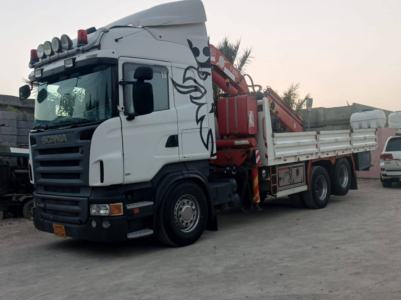 سلام عليكم
سكانيا 2008 سحال دبل تاير 
كرين فاسي  4سلايتات 15طن ريموت كنترول 
التفاصيل أكثر تصال ***********
