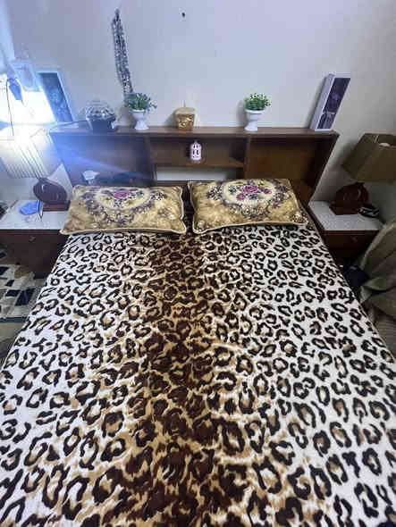 غرفه للبيع  سعر ٢٥٠ وبيه مجال مكان الميثاق تواصل عل رقم ***********
