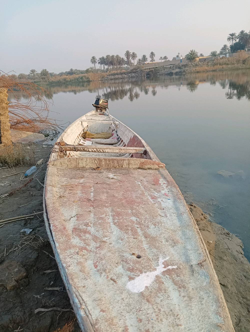 بلم للبيع بحالة جيدة، مصنوع من الخشب ومجهز بمكينة خارجية نوع Skipper. يناسب الاستخدام في الأنهار والبحيرات. تصميمه التقليدي يوفر سهولة في القيادة والتنقل في المياه الهادئة.