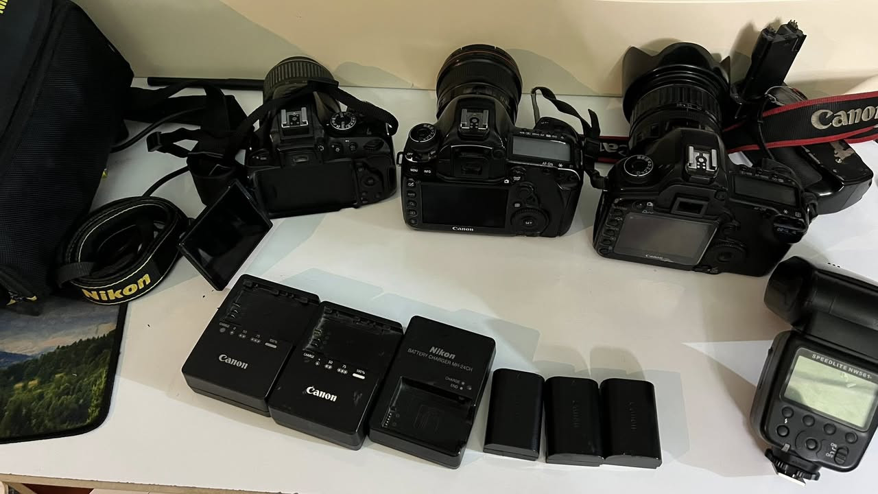 موجود 3 كاميرات للبيع
كانون 5d مارك4 
وكانون 5d مارك2
ونيكون 5100
الكانون ال5d مارك 4 بدي مع شاحنة وبطارية
الكانون ال5d مارك 2 كاملة مع ملحقاتها عدسة 28-135 وكريب ودبل بطارية ورام cf وكارت ريدر وحزام وشاحنة
النيكون 5100 كاملة مع عدستها الاصلية 18-55 وشاشة قلاب مع شاحنة وبطارية وجنطة .. اذا شراي اتواصل واتساب وتدلل
***********
