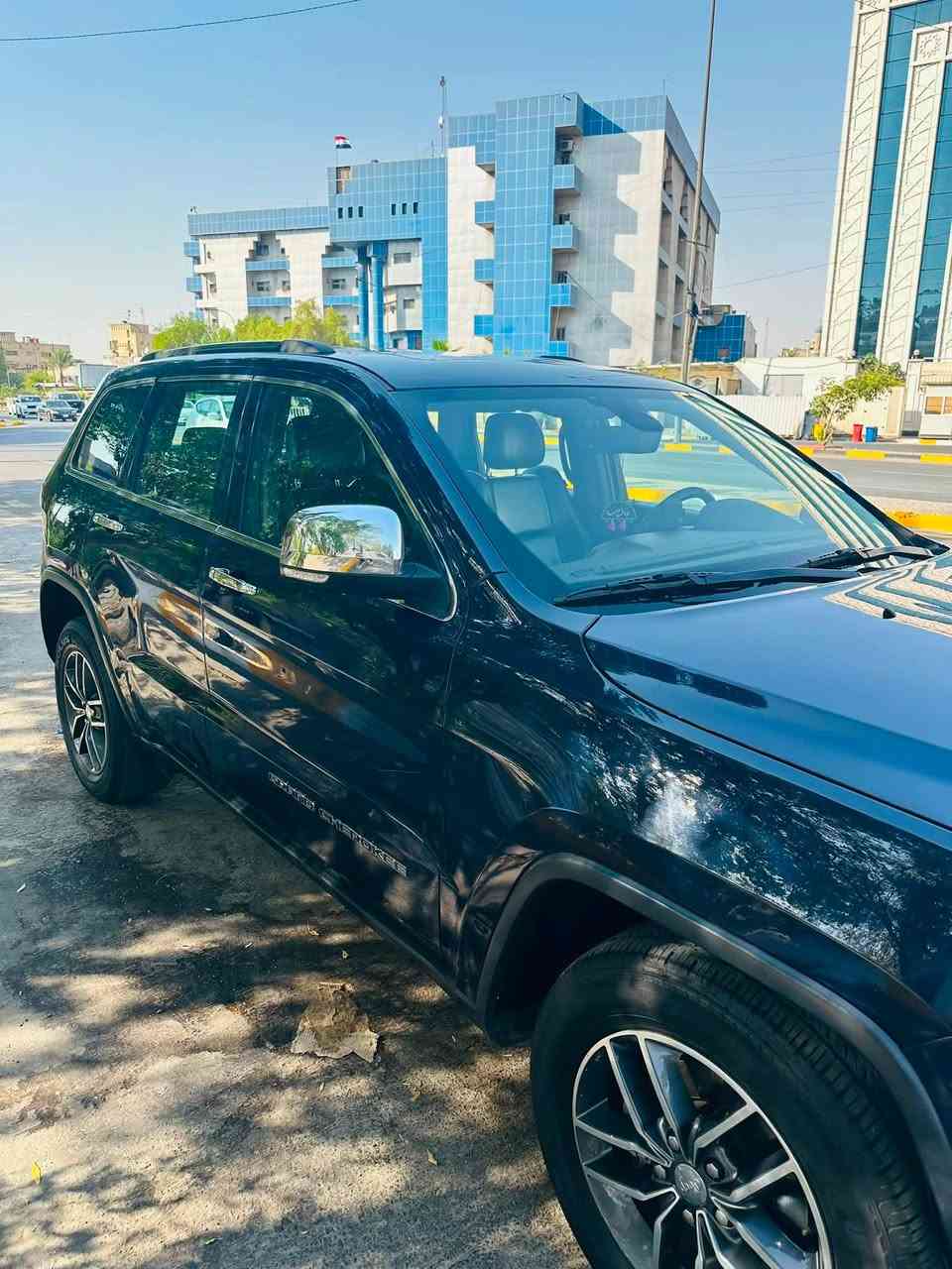 السلام عليكم
جيب كراند شيروكي لمتد وارد امريكي للبيع 
الموديل :- 2018 
محرك :- 6 سلندر 3600 فور ويل
اللون :- حبري
عداد المسافة :- 105 الف ميل 
لوحات اربيل شرط التحويل
الضرر :- تبديل ابواب عدد 2 فقط بدون اير باك 
باب السائق مبدل ومصبوغ 
باب خلف السائق مبدل نفس اللون 
صور الحادث مرفقة

السياره داخلة ادامة :- 
بطاريات عدد 2 جديدة
عبوة فيت بم اصلية جديدة 
ادامة منظومة البانزين 
بلكات وتنظيف جويتر وحساسات
مبدل اذاين محرك جدد
دسكات جديدة 

نقص السيارة حالياً :- 
صدر
الدعامية الامامية بحاجة الى تصليح موضح بالصور
بك لايت مكسور موضح بالصور 
شخوط ورصعات موضحة بالصور 

السعر المطلوب :- 28 مليون دينار عراقي 
مكان السيارة :- بغداد / الكرادة
التواصل :- *********** 
واتساب او اتصال مباشر
