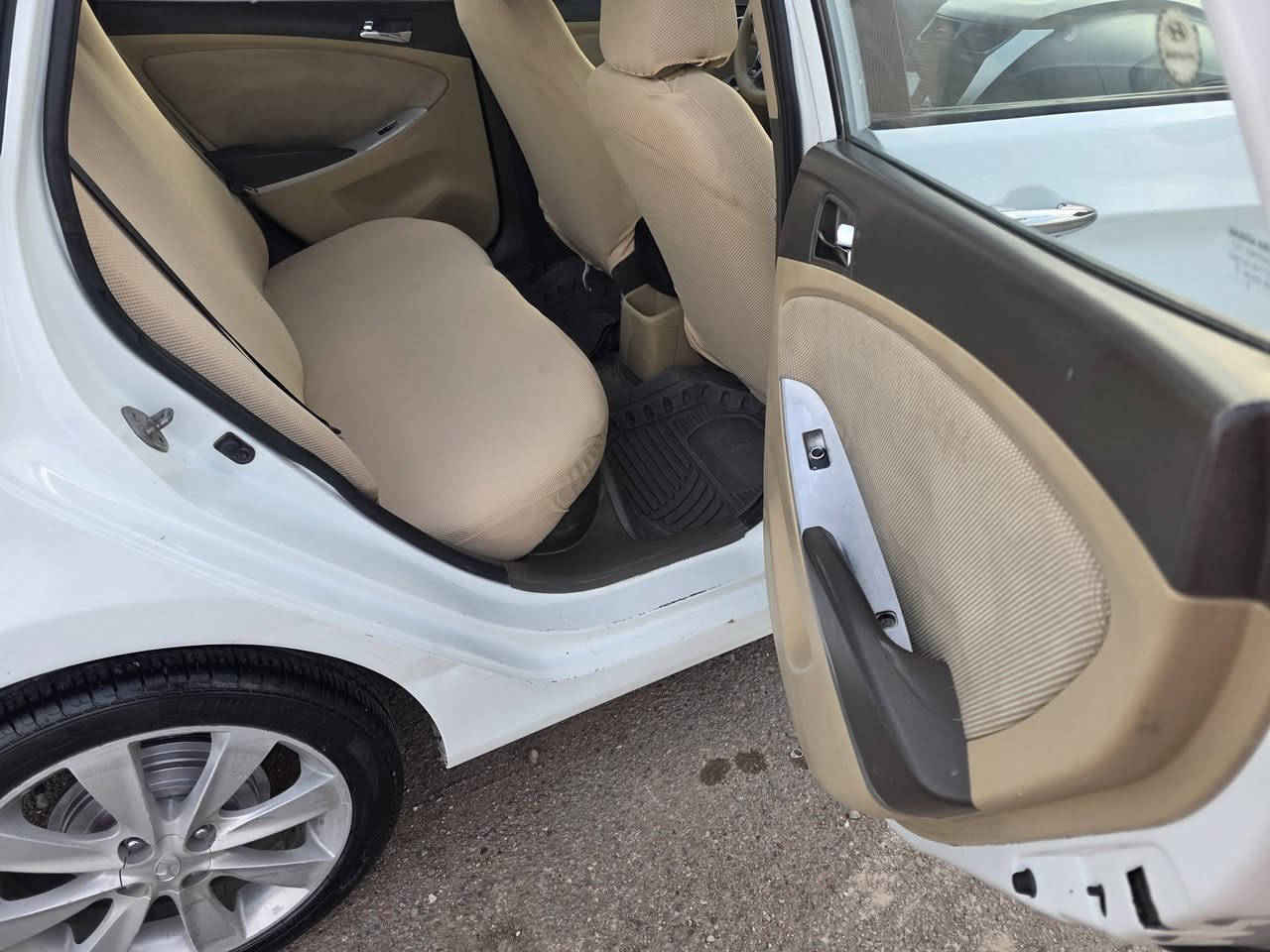 السلام عليكم اكسنت موديل ٢٠١٣  رقم اربيل محرك ١٦٠٠ بيها شبر باب السايق بدون دواخل  بارد مكان واحد. مكاني اربيل مواصفات سلايت .تحكمات ستيرن. شاشه.ويل كب عدد٥...السعر ٩٣. رقمي ***********
