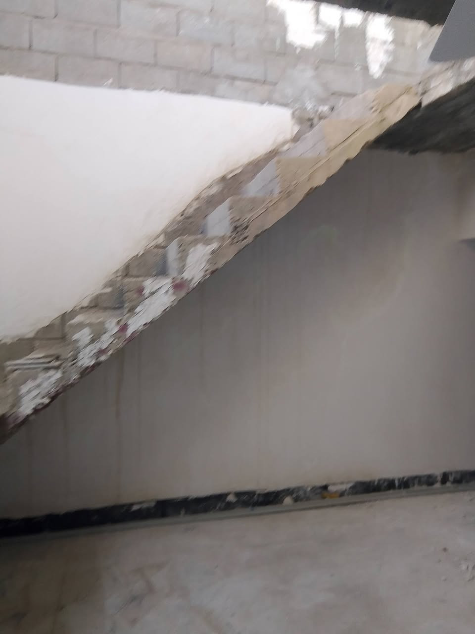 بيت الإيجار مساحه 100 متر طولني مكان نهايه العسكري موقف كوسترات من جهه الايسر طابق  ثاني مطلوب عائلتي صغيره السعر 125 الالف للاتصال علي رقم ***********
