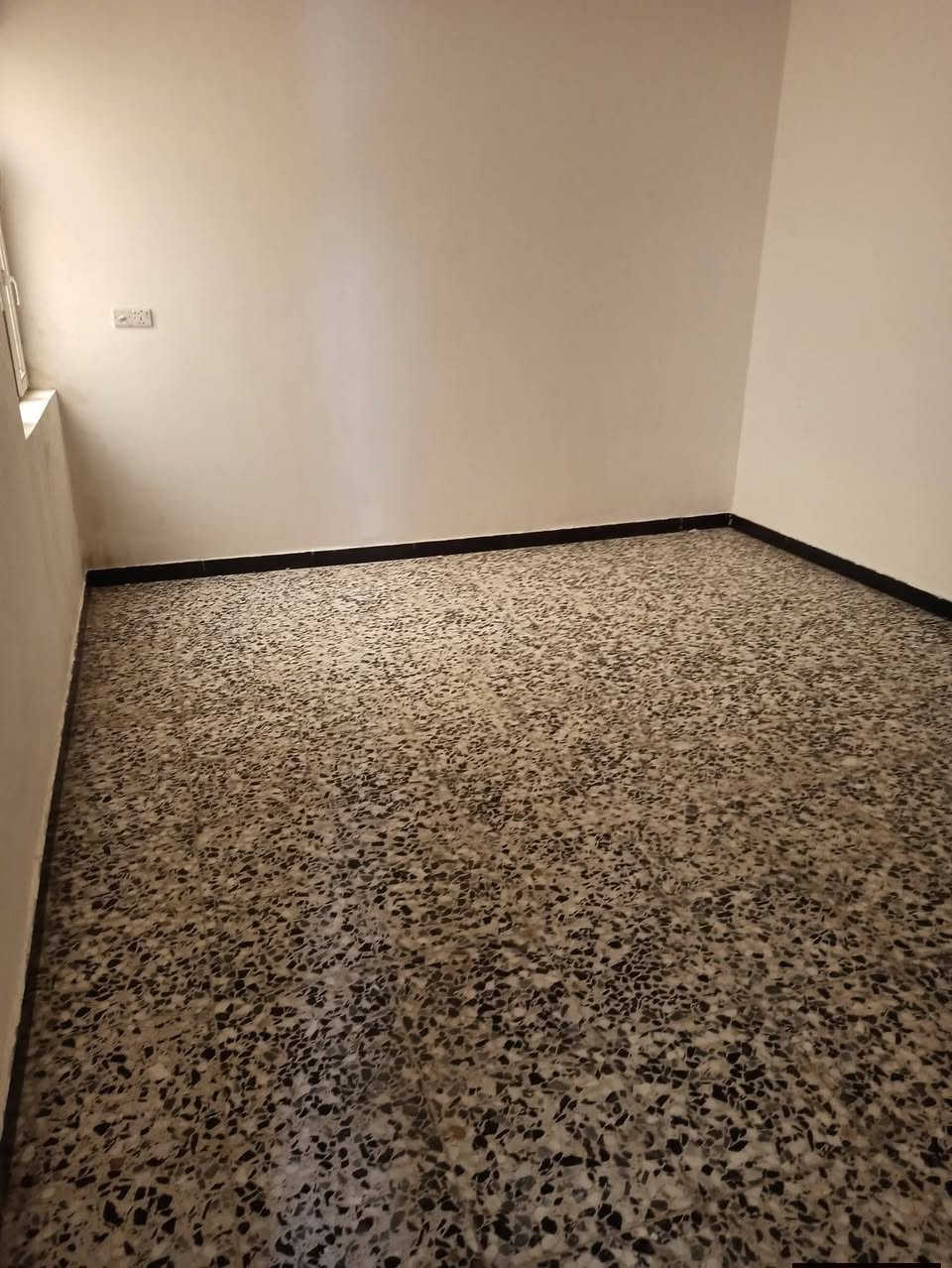 دار لبيع في مجمع بيتي الاول مساحة 200 متر طابقين اربع غرف نوم + استقبال+مطبخ+صحيات عدد ٣+كراج وحديقه مفتوح على شارع المجمعات 
مرفوع على المصرف العقاري تدفع 80 مليون والباقي 70 مليون شهريا 390
للاستفسار والتواصل
***********
***********
