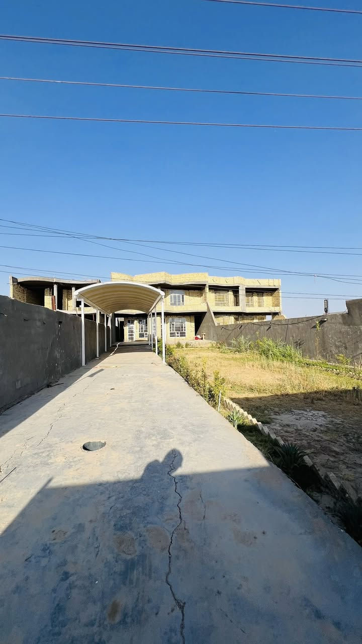 دار للبيع ….. 

📍المكان _ بابل _ المحاويل _ الشارع العام 

المساحة الكلية ٥٠٠م
مساحة البناء ٣٢٠م

يحتوي على طابقين 
الطابق الأول 
استقبال كبير +غرف عدد ٢  + صالة+مجمع صحيات 

الطابق الثاني 
يحتوي على غرف عدد ٤ +مطابخ عدد٢ +مجمع صحيات عدد٢ 
وكذلك البيت يحتوي على حديقة واسعة وكراج  

 📞الأتصال :*********** 
***********
عقارات الأفق العالمي 
📍المكان : بابل _ المسيب _ حي المعلمين
