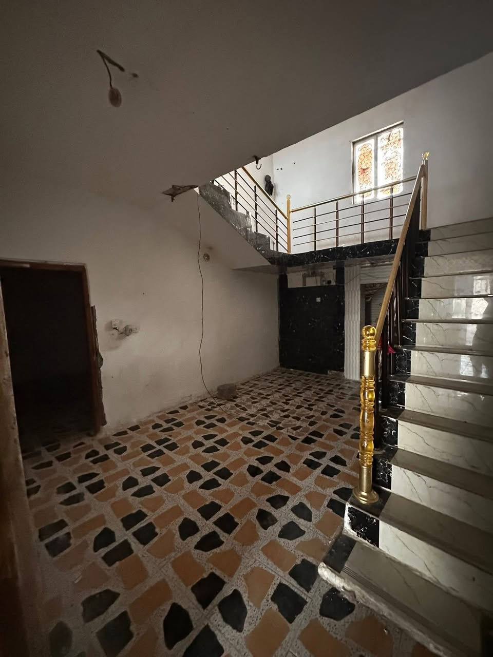 دار سكن زراعي في ( حي ظاهر )
مقابيل ( مجمع باندا ) ( كما موضح في الفيديو )

مساحة ٢١٠ م - بناء بلوك - سقف عكادة 
ماء - كهرباء - ( عالي عن الشارع )  
( غرفة نوم واحدة - صحيات داخلية + خارجية)( شارع بعرض ١٠ م ) ( معاملة كاملة في التطويب )
 ( يبعد عن شارع ٢٠ تقريباً ٦٠ م او اقل )

للاستفسار مراجعة مكتب غازي للعقار   
واسط - الزبيدية - قرب أفران المائدة  *********** 
***********
