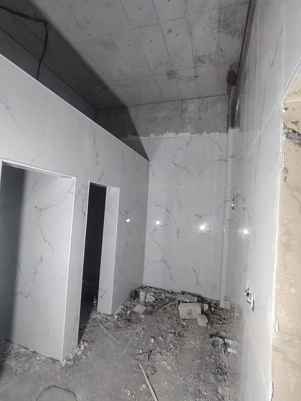 السلام عليكم خلفه سيراميك ارضي جداري شغل مضبوط متفرغ حالين ***********
