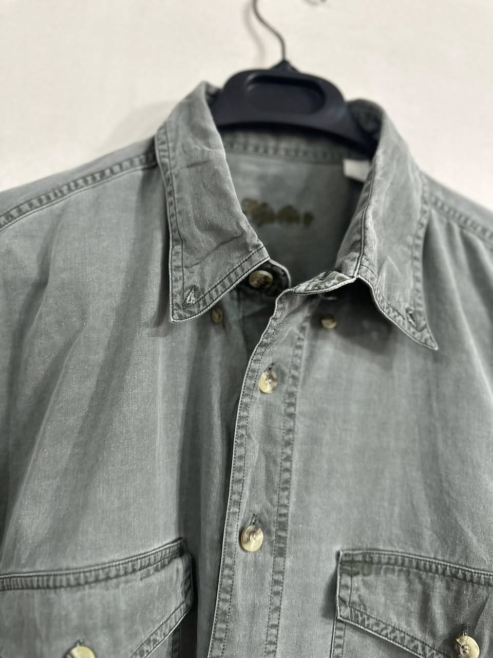 � قميص أوروبي مميز 🔹
قميص أنيق بجودة عالية، مناسب للّبس اليومي والمناسبات الخفيفة.
يتميّز بلونه السمائي الهادئ الذي يعطي إطلالة راقية وعصرية.

📌 المواصفات:
• القياس: XXL
• اللون: مثل ما موضح بالصورة 
• الخامة: بهاري ناعمة ومريحة
• النظافة: 100% (بحالة ممتازة)

💰 السعر: 10 فقط

خيار ممتاز لمن يبحث عن الأناقة بسعر مناسب 🌟


**إذا كنت صاحب هذا الإعلان وتريد حذفه لأي سبب، رجاءا أرسل رسالة إلى الدعم الفني**