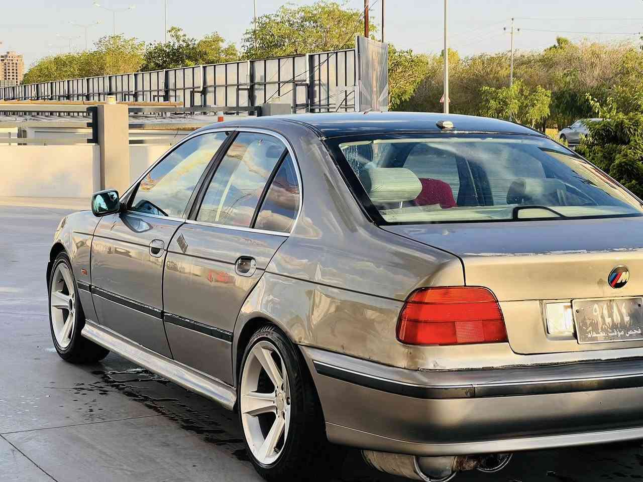 Bmw
گێرو مه‌كینه‌ بێ عه‌یبه‌ 
تایه‌ی تازه‌یه‌ 
علوجه‌ به‌شه‌رت ئه‌وه‌ی مالی كه‌س نه‌بێ بێ كێشه‌یه‌ 
كاره‌بای مه‌زوته‌ 
نرخی ٢٢ گه‌لا 

***********
كلار
