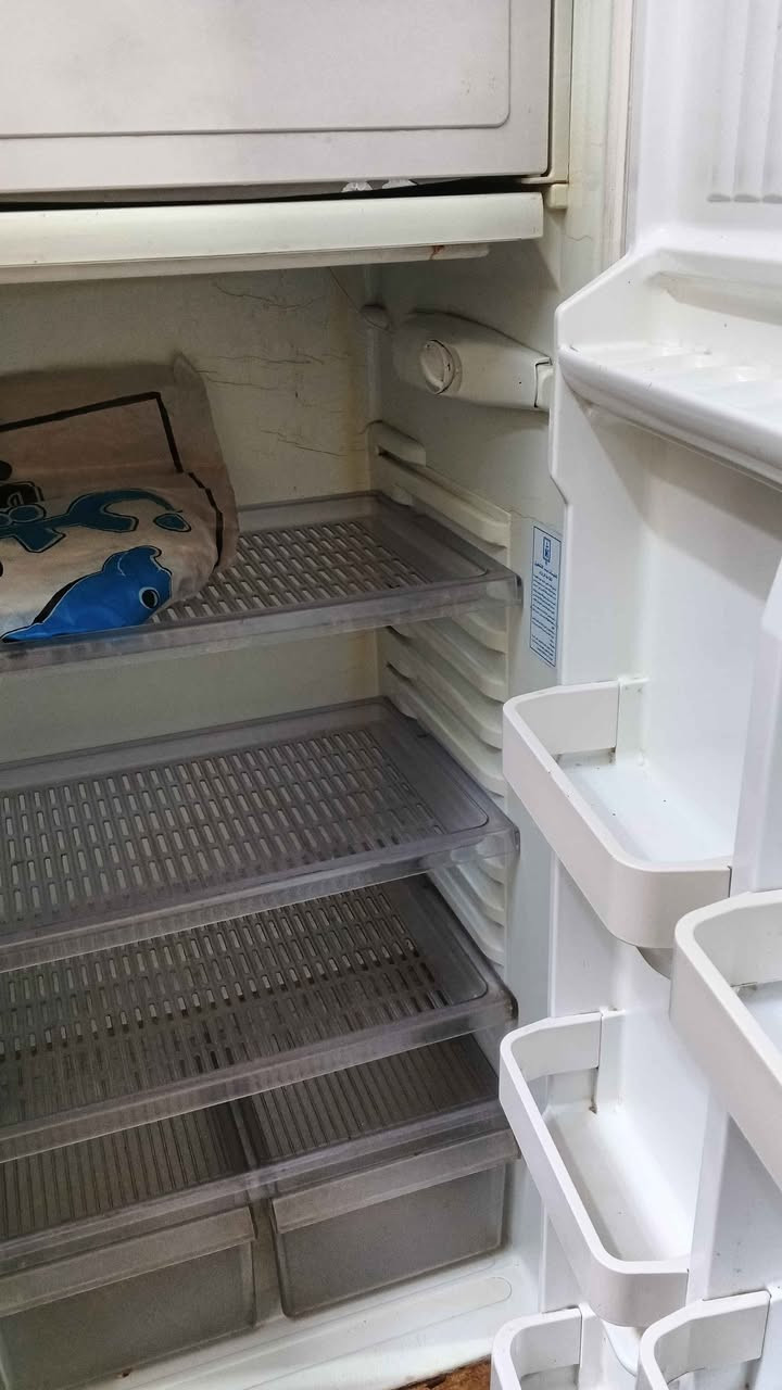 ثلاجه كريازي شغاله على الفحص سعرها 125وبيها مجال النجف حي الجزيره *********** النجف, العراق
