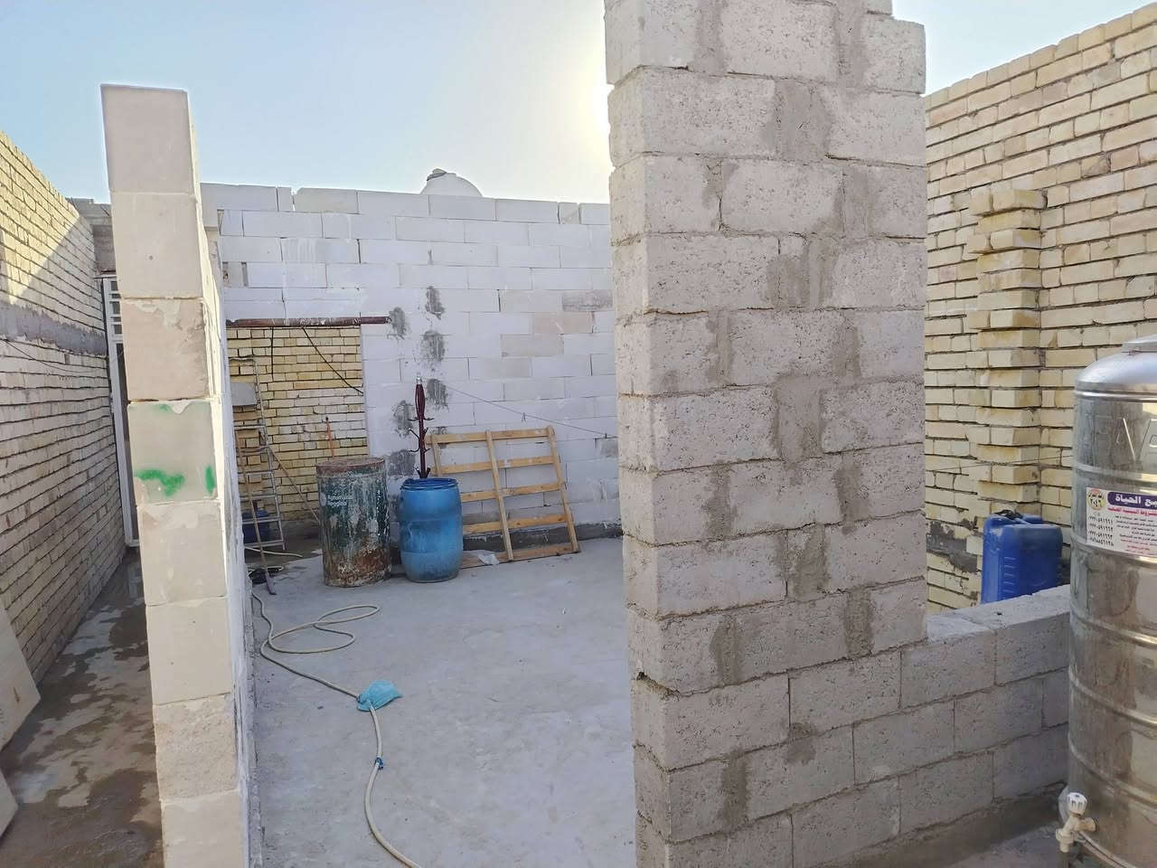 مشتمل للبيع  .. ( ١٠٠ ) م .
طابوق جمهوري رفت وسقف مسلح. 
جبهة ( ٥ ) م . نزال ( ٢٠ ) م
بغداد حي دجلة قرب حي النصر  زراعي سند ( ٢٥ ) شارع الحدادين قرب صورة أبو الفضل "عليه السلام" يحتوي على صالة وغرفة نوم ومنور وحمام وتواليت غربي داخلي. وتواليت خارجي. ومنور
الإستقبال هيكل + درج .
السعر على الرقم للاتصال ***********
