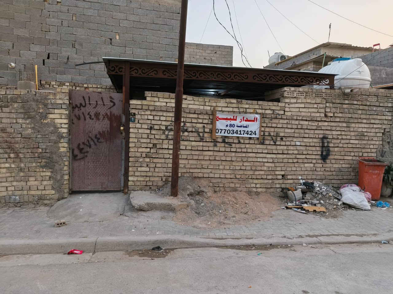 السلام عليكم  بيت للبيع مساحه ٨٠ م مربع غرفه واستقبال ومطبخ حي سفير قرب الشهداء سعر ٤٥ للإستفسار ***********
