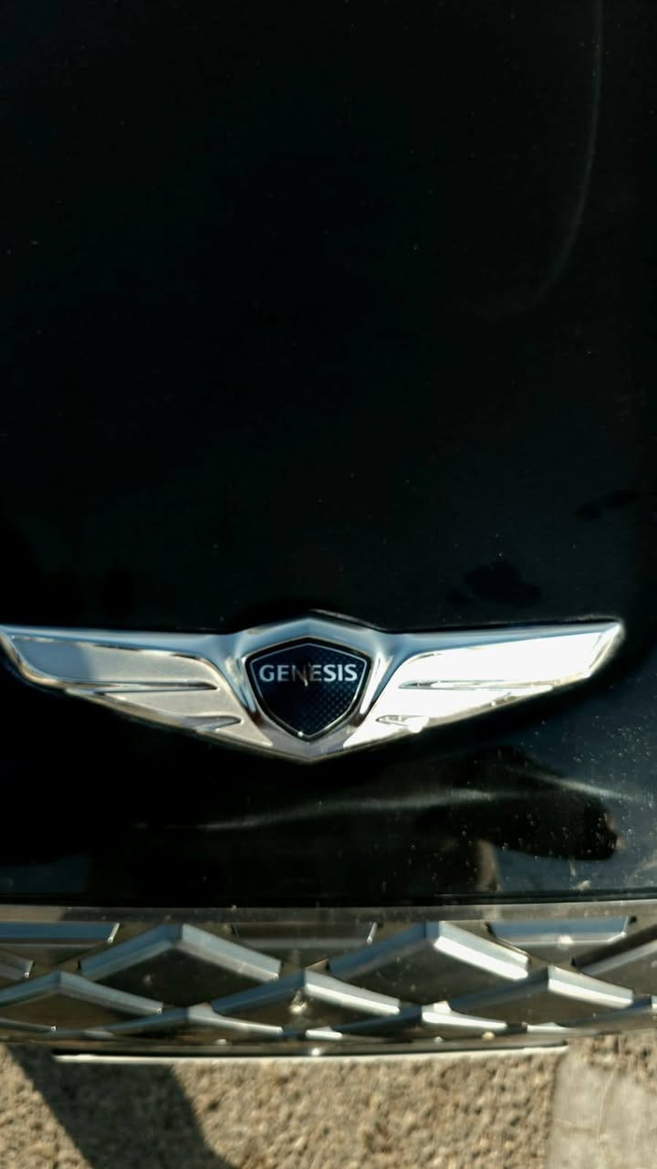 Genesis gv70 advanced 2025 electrified
جنسس gv70 كهربائية بالكامل ٢٠٢٥ فئة الادفانس 
محركين كهربائيين (أمامي + خلفي)
نظام دفع رباعي AWD
قوة أساسية: 429 حصان
مع Boost Mode تصل إلى 483 حصان
عزم دوران: 700 نيوتن متر تقريباً (516 lb-ft)
تسارع 0-100 كم/س 4.2 ثانية
تعليق إلكتروني ذكي يقرأ الطريق بالكاميرات
بطارية: 77.4 kW
شحن AC منزلي 240V من 0-100% خلال 8 ساعات
شحن سريع DC 800V من 10% إلى 80% خلال أقل من 20 دقيقة تقريباً
جنوط ألمنيوم 20 إنج
مصابيح LED كاملة
إضاءة نهارية LED
مرايا كهربائية مدفأة
سقف بانورامي كامل
باب خلفي كهربائي ذكي
حساسات أمامية وخلفية
كاميرات محيطية 360°
مقاعد جلد
مقعد السائق كهربائي 10 وضعيات مع خزن Memory
مقعد الراكب كهربائي 8 وضعيات
تدفئة وتبريد للمقاعد الأمامية
تدفئة للمقاعد الخلفية
تدفئة للستيرن 
تحكم مناخي ثلاثي المناطق
شاحن لاسلكي للموبايل
إضاءة داخلية فاخرة Ambient Lighting مع الوان متعددة و متخصصة 
ستارة وصندوق خلفي واسع 28.7 قدم³ 
بردات بلادية للمقاعد الخلفية 
شاشة معلومات وترفيه 14.5 إنج
Apple CarPlay
Android Auto
نظام ملاحة Navigation
شاشة كاميرات أمامية وخلفية وجانبية
نظام صوتي 8 سماعات من شركة lexicon
أوامر صوتية
Remote Smart Parking (صف السيارة بالريموت)
Digital Key لفتح السيارة بالموبايل
مثبت سرعة ذكي Adaptive Cruise Control
المحافظة على المسار Lane Keep Assist
تنبيه الخروج عن المسار
مراقبة النقطة العمياء Blind Spot Monitor
تنبيه حركة خلفية Rear Cross Traffic Alert
فرملة طوارئ أوتوماتيكية
مراقبة انتباه السائق
مساعد الاصطفاف الذاتي
10 وسائد هوائية 
السيارة جديدة و كامله من كل النواحي 
كلين تايتل بدون حادث 
ماشية 5000 ميل 
الشحنة الوحدة تمشيك 438 كيلومتر حقيقي
السعر ٣٣٠ ورقه وبي مجال 
للتواصل ***********
