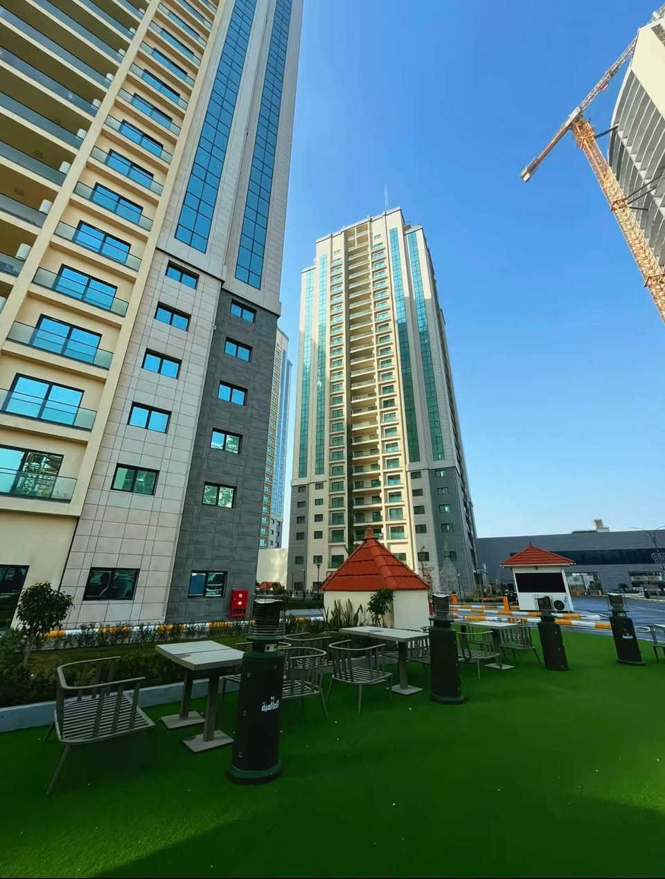 بسم الله الرحمن الرحيم 

.. للبيع فقط…فرصه للاستثمار 
والسعر جدا مناسب 

شقه في مجمع رويال ستي المنصور /البيجية 

 غرفتين وصاله حمامات عدد ٢ مع لوندري
منظومه اطفاء حرائق في كل الغرف والممرات بالكون على طول الشقة اطلالة مميزه داخليه على النافوره والبوليفارد تطل على كل المجمع من الداخل  

مساحه الشقه ١٨٢ متر

طابق —١٦ —اطلاله داخلية البنايه رقم— ٧ —المميزه 
المجمع راقي جدا ومسكون وموقع استثماري 

الشقه زون الثاني تكون جاهزه خلال هذه السنة مع مطبخ مجهّز (كاونتر، مرشحة، فرن، طباخ) وسبالت نظام تكييف وتبريد مركزي VRF  
كهرباء 24 ساعة
مميزات المجمع:

مساحات خضراء تشكّل 75% من المشروع
4 منافذ دخول مع سيكورتي
مهبط طائرة على كل بناية
طابو صرف + سند مستقل

للاستفسار

***********

 #المنصور
#مجمع
#رويال
#الشعب
#بغداد
#تسويق
#خدمات
#اعلانات
#اكسبلور
#تفاعل
#مشاهدات
#عقارات
#مطارالمثنى
#عقارات_بغداد
#شقة
#عقارات_المنصور
#العراق
