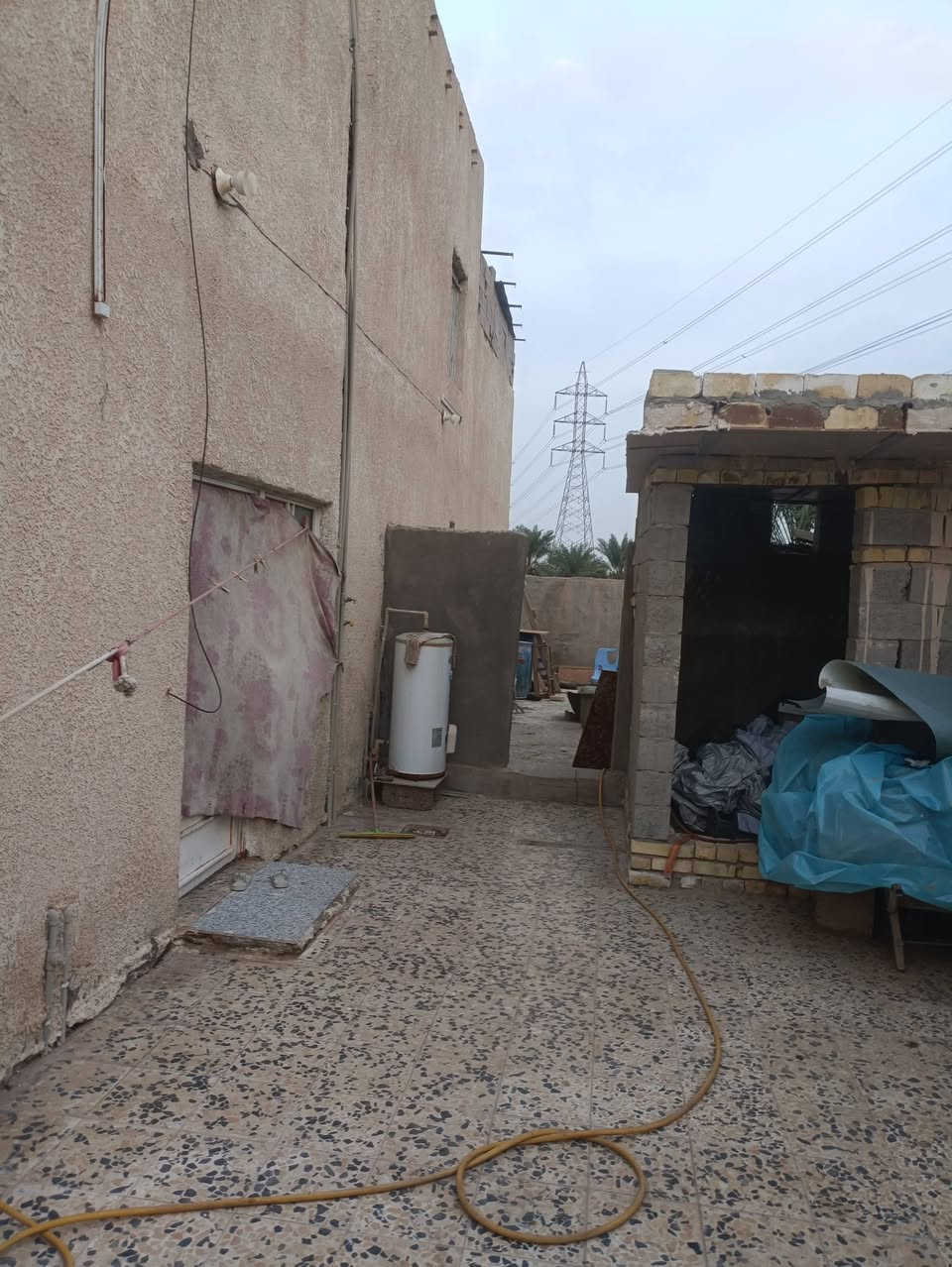 سلام عليكم بيت للبيع مساحه ٤٥٠ منطقه بساتين دور النفط عل الشارع العام قرب جملونات العنتاكي يحتوي على ديوانيه 9/4مطبخ6/4صاله7/6. والغرف٣ كبار  للتواصل اتصال ***********اتصال فقط /وهذا الأسيه واتساب فقط***********
