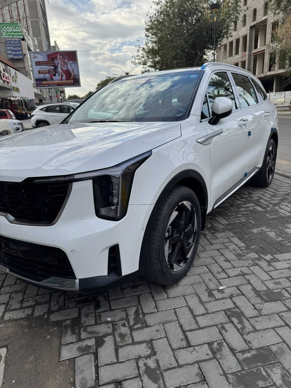 السلام عليكم 

سورنتو 2024 اعلى فئة 
محرك 3500
بانورما 
فور ويل 
اربع كامرات 
هاند بريك بصمة 
اتو هلد
بصمة صندوق وابواب 
تبريد تتدفئة كشنات
ماشية 20 الف كيلو حقيقي
السياره حلو  وجديدة كلش وهواية ماصفات ميحتاج اذكرها لان هي واحد على واحد
***********
