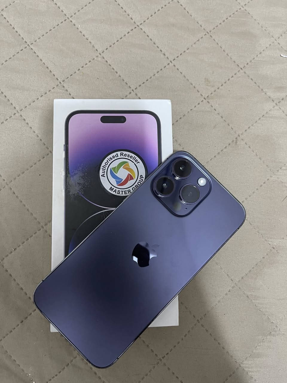 السلام عليكم
للبيع ايفون 14 pro max الون المميز المرغوب 

شرق اوسط باب اول AA/A نضافته 99%  

مكفول من كلشي ما مفتوح وتر بروف 

بطاريه 84% بلاديه صرفيته ممتازه 

مكاني بغداد الامين الثانيه 

السعر: 900الف وبي مجال بسيط 

هـ***********
