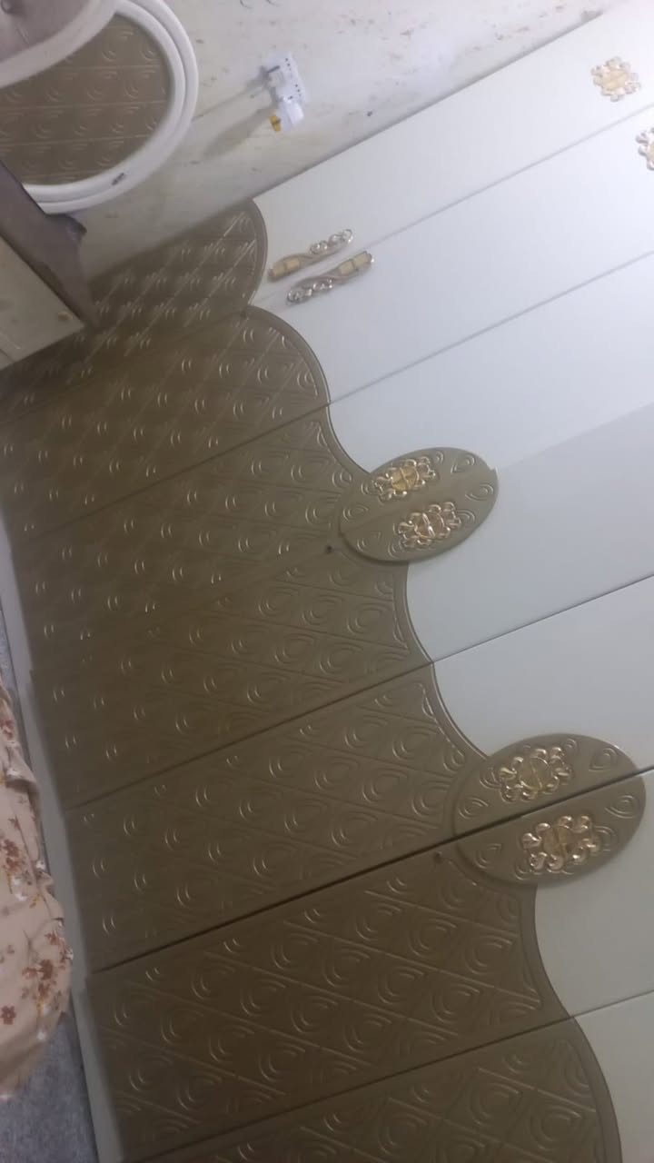 السلام عليكم.  اخوان.   غرفه.  مستخدمه.  مثل ما بالصور.  و. قفنفات. للبيع.       الغرفه. تعال شوف وقيم. واخذ.   والقنفات.  سعرهن.  210.    وبيهن مجال للشراي.   ***********.    الشراي يتصل
