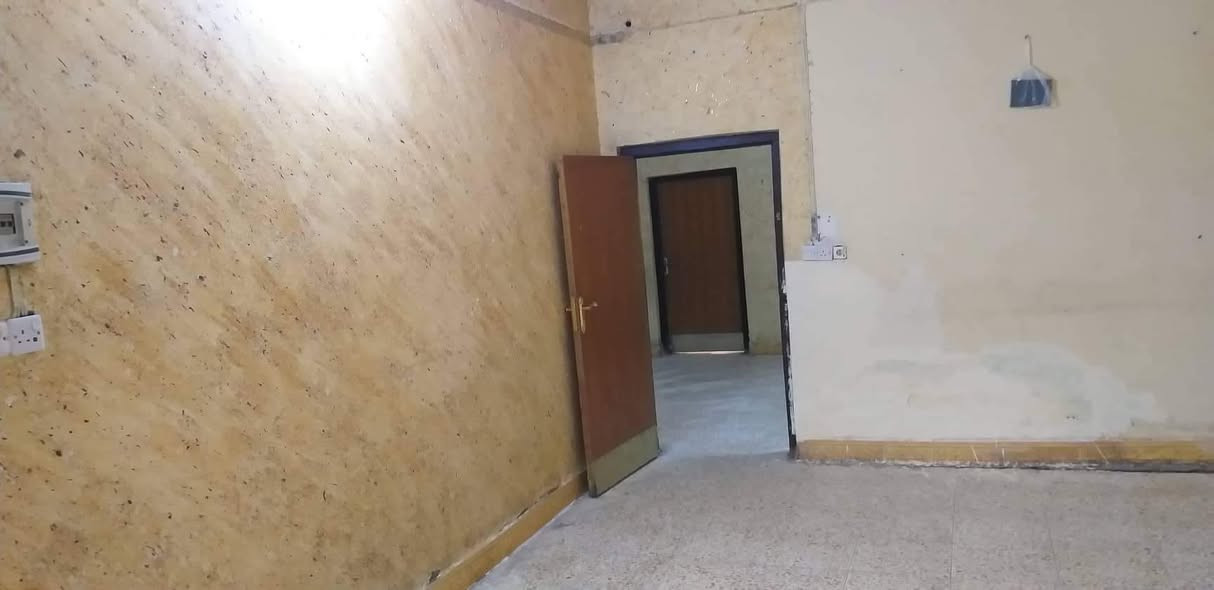 السلام عليكم
دار للبيع مساحه 220م طابقين بناء حديث يحتوي في الطابق الاول على استقبال ومطبخ وصاله وغرفتين نوم بالاضافه الى حمامات داخليه وخارجيه وحديقه وكراج سياره والطابق الثاني غرفتين نوم وبيتونه كما موضح بالصور.....
الموقع بعقوبة حي المصطفى دور الضباط قرب اسواق قصي
للتواصل رقم الهاتف.... ***********
