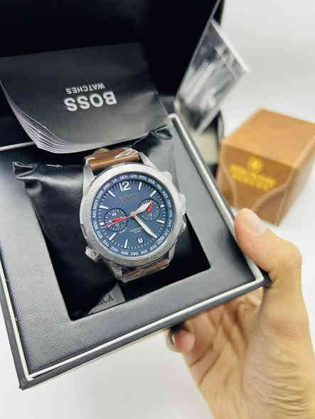 للبيع ساعة BOSS Hugo Boss NOMAD GMT الأصلية السعر مناسب. جدا 

🔹 الموديل: Hugo Boss Nomad GMT
🔹 الحالة: جديدة - بالعلبة الأصلية والكتيبات
🔹 المميزات:
 • تصميم أنيق وعصري من ماركة BOSS الشهيرة
 • عرض توقيت عالمي مع مدن متعددة (World Time)
 • كرونوغراف مزدوج مع عدادين 24 ساعة
 • مقاومة للماء حتى 20 بار (200 متر)
 • سوار جلد بني فاخر وخياطة أنيقة
 • هيكل ستانلس ستيل قوي بلون معدني أنيق
 • نافذة لعرض التاريخ
 • زجاج مقاوم للخدش

📦 العلبة الأصلية والكتيب مرفقين

✅ مناسبة جداً لمحبي السفر أو كهدية راقية
✅ جودة ألمانية مع تصميم عصري مميز
📍

📞 للتواصل والاستفسار: (***********
او راسل الصفحه
