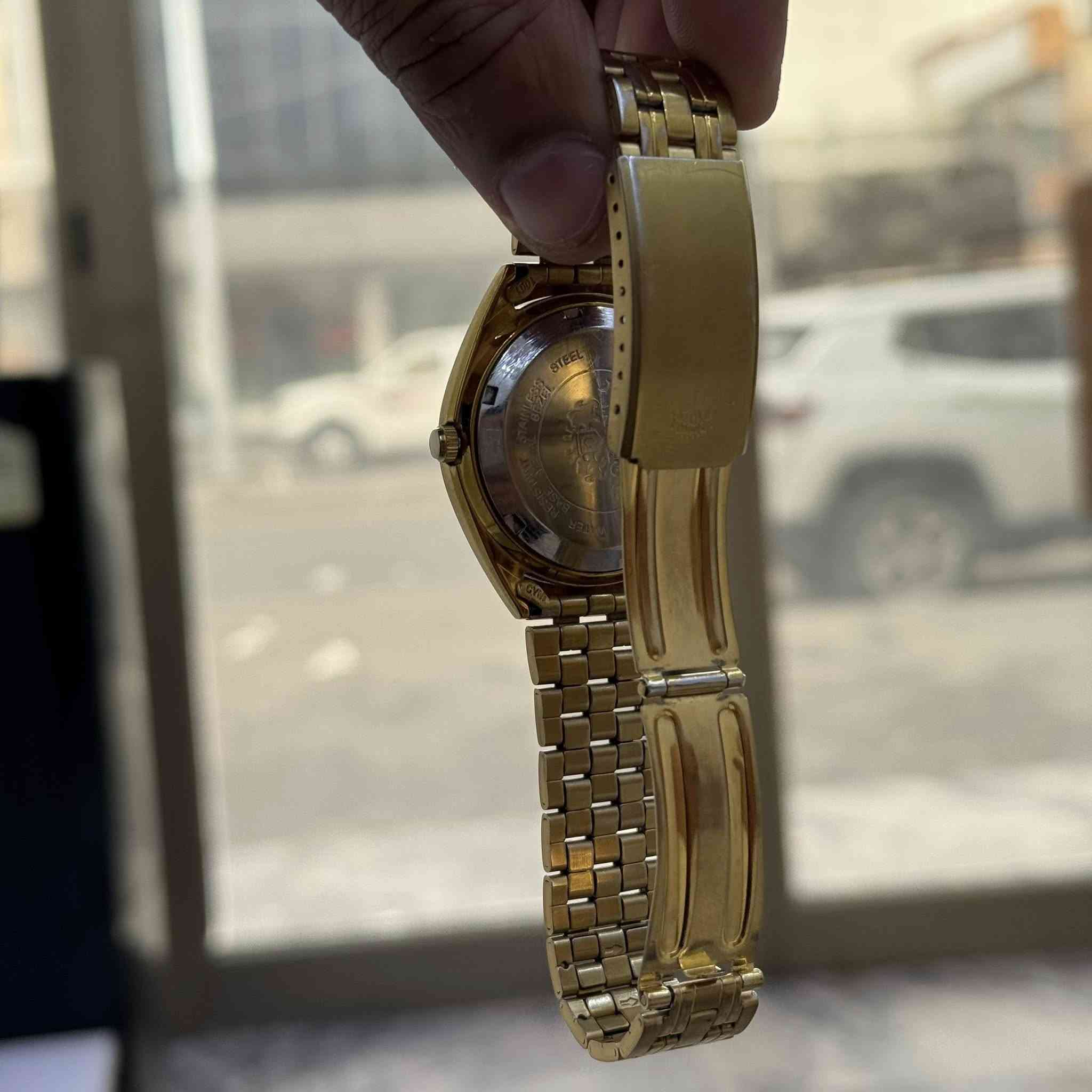 بيع او مراوس
الــــسـلام عــلـــيكـم
اورينت ياباني الصنع
ويست ايند الاصلي
◽️ياباني اصلي
◻️مكينة اوتماتيك
◽️17 جوهرة
◻️نافذة لعرض التاريخ واليوم
◽️لون المينة سلڤر مخطط جانبي مع نقاط لامينوس
◻️سير وبوك اصلي 
◽️نظافة الساعة 90‎%‎ وكما موضح في الصور
◻️قطر الساعه مايقارب 37
◽️مكان الساعه البصرة
◻️للاستفسار ***********
◽️توصيل لجميع المحافظات
