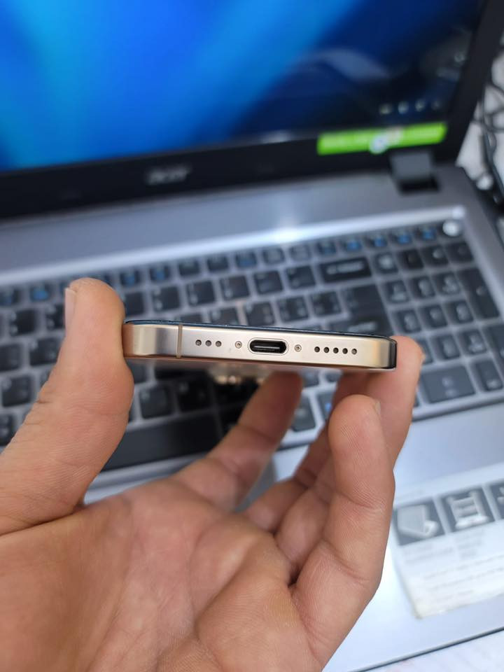 مليون و٣٠٠ وبي مجال      16 برو     ذاكرة 256  نظيف جداً ملحقات كارتونه          ***********
