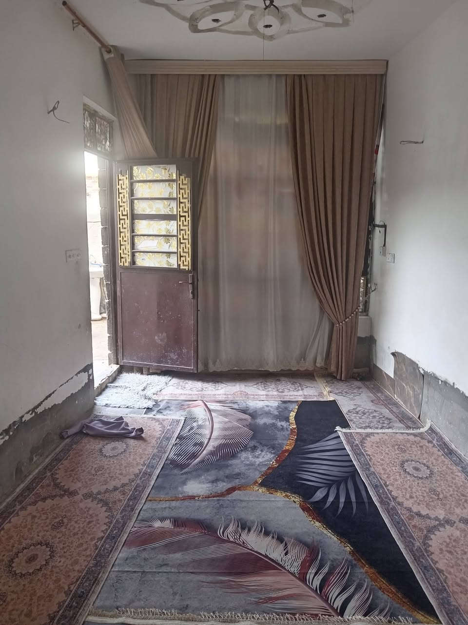 دار لبيع 200متر بل عكيلي يحتوي على استقبال وصاله وقرفتين ومطبخ لسعر ٢٣ وبي مجال تصال *********** مكلف بل نشر
