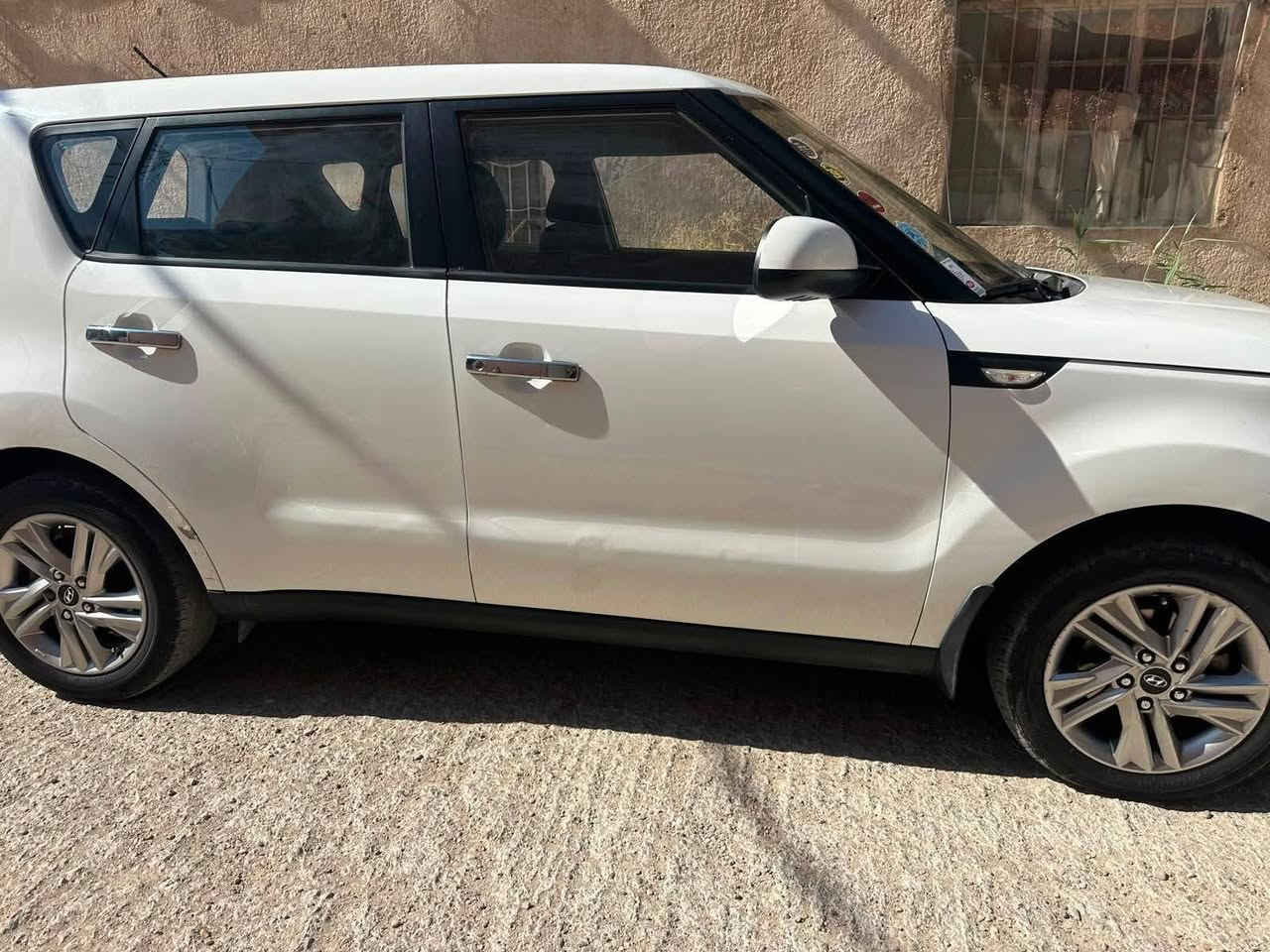 السلام عليكم 
كيا صول للبيع 2015خليجي 
محرك 1600ccm
بيه سونار داخل منشور 
رقم واسط ثاني تحويل 
مكان سياره واسط _كوت 
رقم هاتف ***********
سعر 105ورقه بيه مجال
