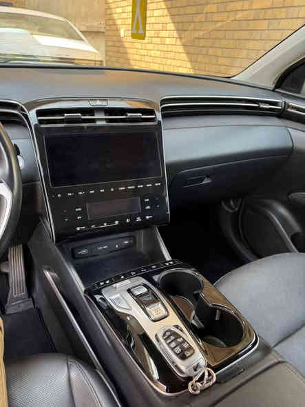 السلام عليكم 
توسان 2023 وارد أمريكي 
رقم بغداد بأسمي السيارة 
ماشية 30000 km 
محرك 2500 فور ويل
فول مواصفات ليميتد 
كشنات كهربائية الأمامية تدفئة تبريد 
الخلفية تدفئة جلد اسود
كامرات 360 
رادار 360
تدفئة ستيرن  
خزن ميموري
صندوق كهرباء 
اوتو بارك قيادة ذاتية
كير بيانو
وبعد بيها مواصفات 
حادثها موضح بالصور الجاملغ نفسة والبنيد نص من عندة مصبوغ
ايرباك دركة فقط
مكان السيارة بغداد شارع فلسطين 
هاتف 📞 *********** متواجد واتس اب
السعر 225 
واعتذر على الاطالة
