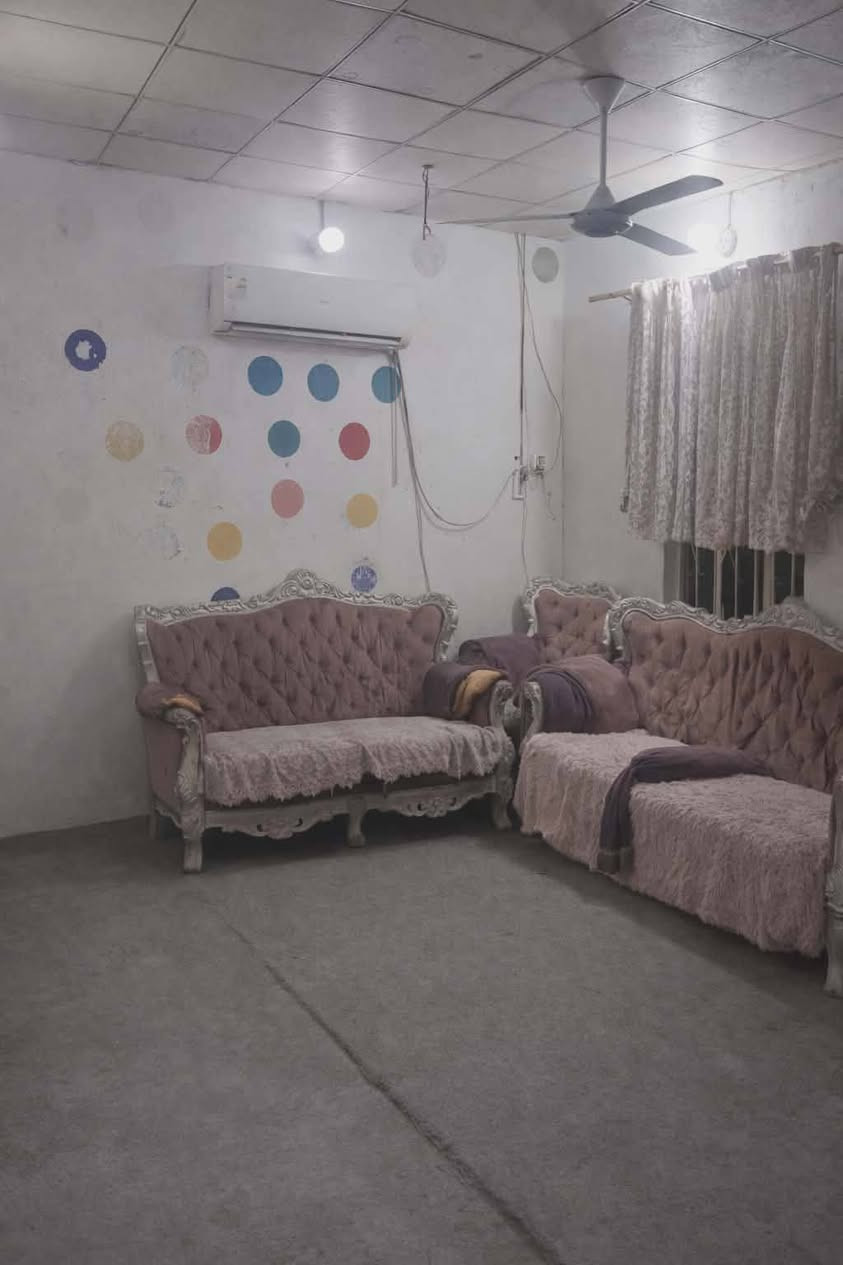 بيت البيع مكلف موجود رقم صاحب البيت تواصل ويهم 
العنوان كمشيدات في البصرة الخليلية الثانية يحتوي على غرفة 5 في 3 ونص وهول 6 في 4 ومطبخ وحمام وتواليت ودرج والسقف الهول والدرج كونكريت والباقي عكادة البناء بلوك البيت صاير بفرع.. للبيع مكاتبة فقط.. السعر 22 مليون وبي مجالالبيت الأرض سعودي إلي فقط المشيدات.. مساحة تقريباً 50 متر رقم الهاتف ***********.
