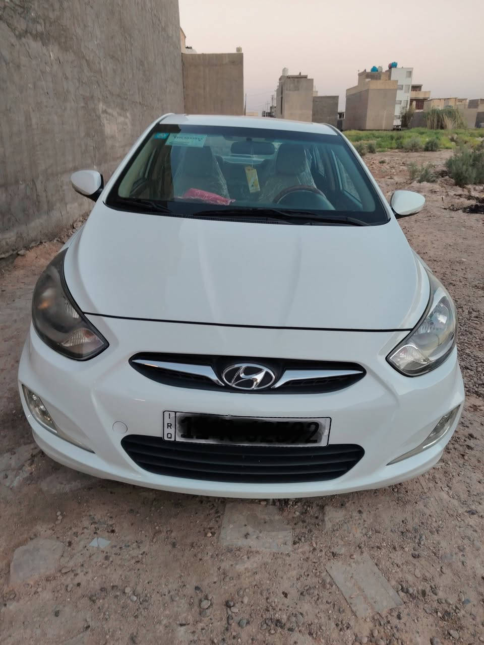 السلام عليكم اكسنت خليجي للبيع موديل 2015
فول مواصفات 
- كامرة خلفية
- شاشة ايباد فول تحكمات
- تبريدها ثلج
- فتحة سقف كهربائية
- تحكم بالستيرن 
- اشاير بالمري 
- داخل بيجي   
- محرك 1600 
فقط بيها صبغ على صفحة السايق كما مؤشر في الصورة ومكانين بارد ودحجة بالتكمة بسيطة وشبرين بارد بحوض السبير كما موضح
مكاني بغداد السعر 105 وبيها مجال للتفاوض ***********

