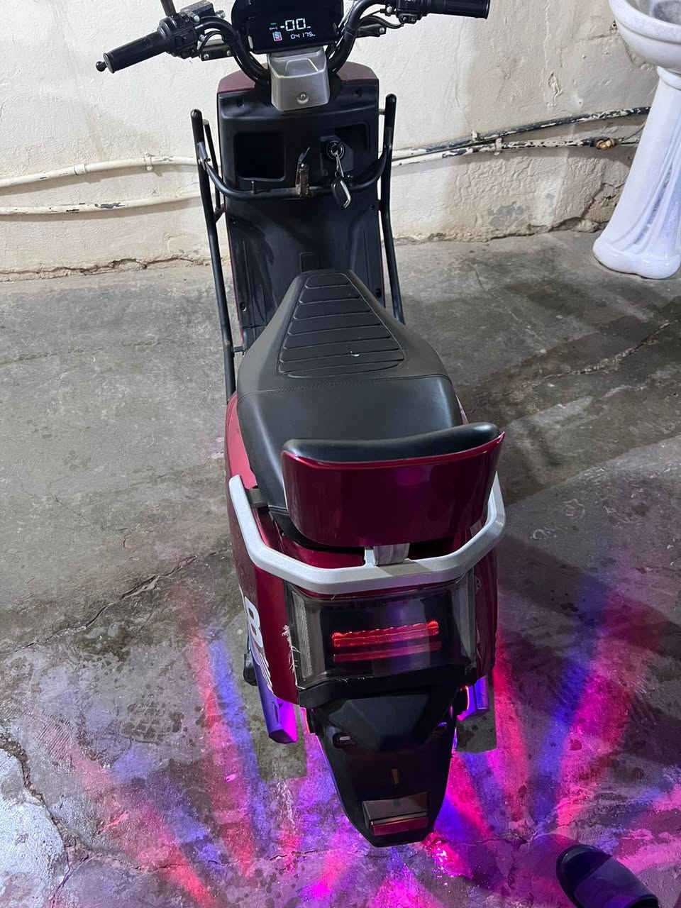 موطور شحن بعده جديد صارله شهر نضيف ميه بل ميه 6 بطاريات الكهربائيات كلهه شغاله ميه بل ميه السعر 800 وبي مجال العنوان الرمادي التئميم رقم الهاتف ***********
