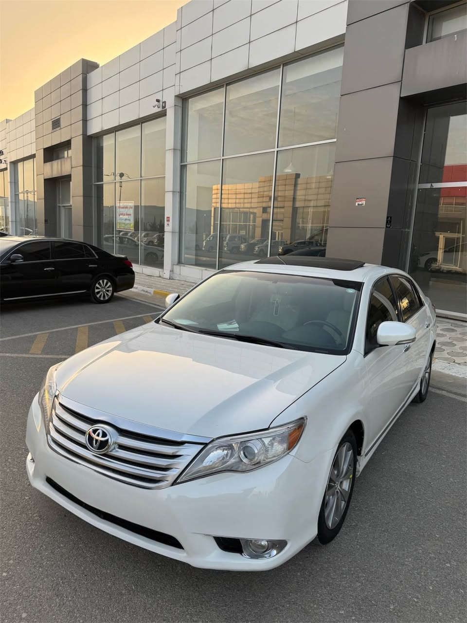 ئەڤەلۆن ٢٠١١ ساخ دوبەی بێڕەقەم
سەیارەکە قەپات مواسەفاتە
١١٠ هەزار حەقیقی رۆیشتووە 
گێڕ و مەکینەی بەشەرت (نەکراوەتەوە)
سەوتی دیجیتاڵیش بەشەرت
سێ پارچەی پەمپە بەبێ ناو هی ئەمەریکایە
کوشن و بەرگادەرگای سفرە تێنەگیراوەیە

سحری بای ١٢٧ گەلا و مەجالێکی کەم
لە سلێمانییە سەیارەکە
تکایە ئەگەر موشتەری نیت تێل مەکە

*********** السليمانية, العراق
