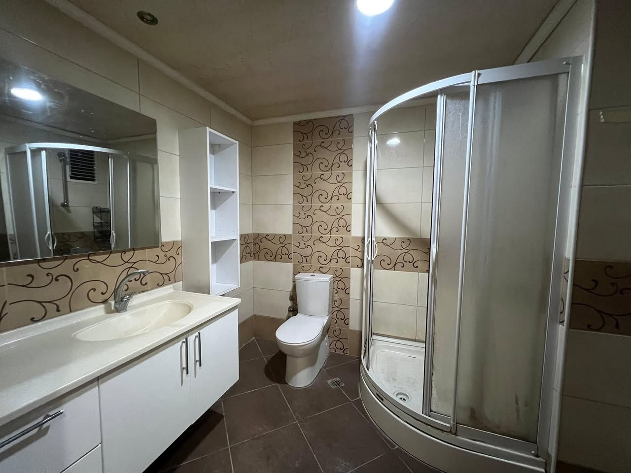 ‏‎شقة للبيع  في مجمع افروستي -دهوك 
‏‎عمارة:B57
طابق:4
‏‎‏‎المساحة ١٨٦م
‏‎غورقة :٣+١
‏‎واجهة. شمال -غرب 
‏‎‏‎اذا كنت ترغب في شراء شقة او بيعه يمكنكم التواصل معنا
‏Tell-0750 147 2738
‏Whatsappe-Viber
