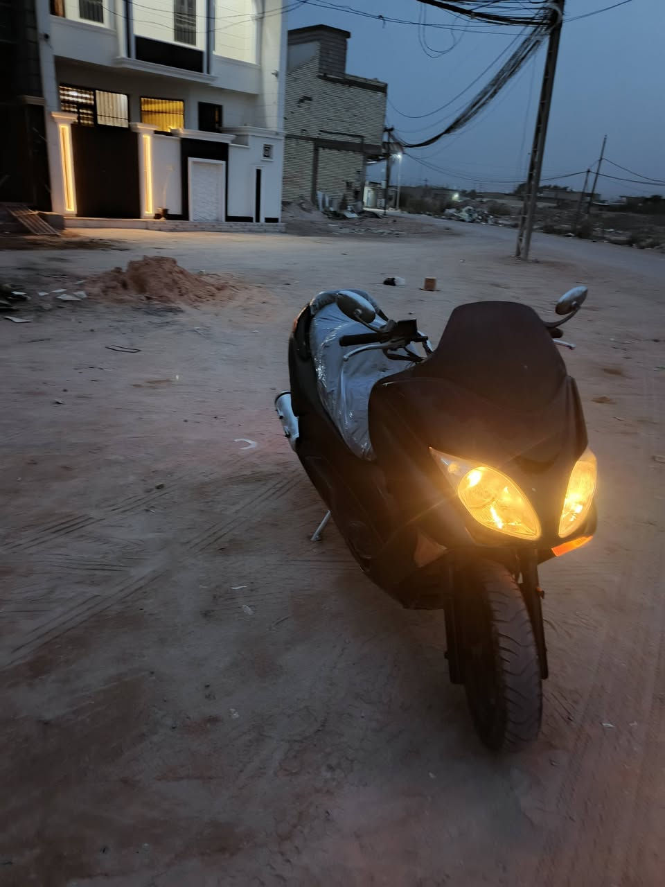 سلام عليكم للبيع 08 دراجه جاهزه من كلشي فيت بم جديد باتري جديد مكينه مجفته ع ايدي مابيه كل نقص يرادلها ترتيبات بسيطه الباقي كله شغال مكاني كربلاء رايدها 675وبيها مجال والماعاجبه سعر يحصل غيرها دراجه تخبل وخير من الله 
***********
