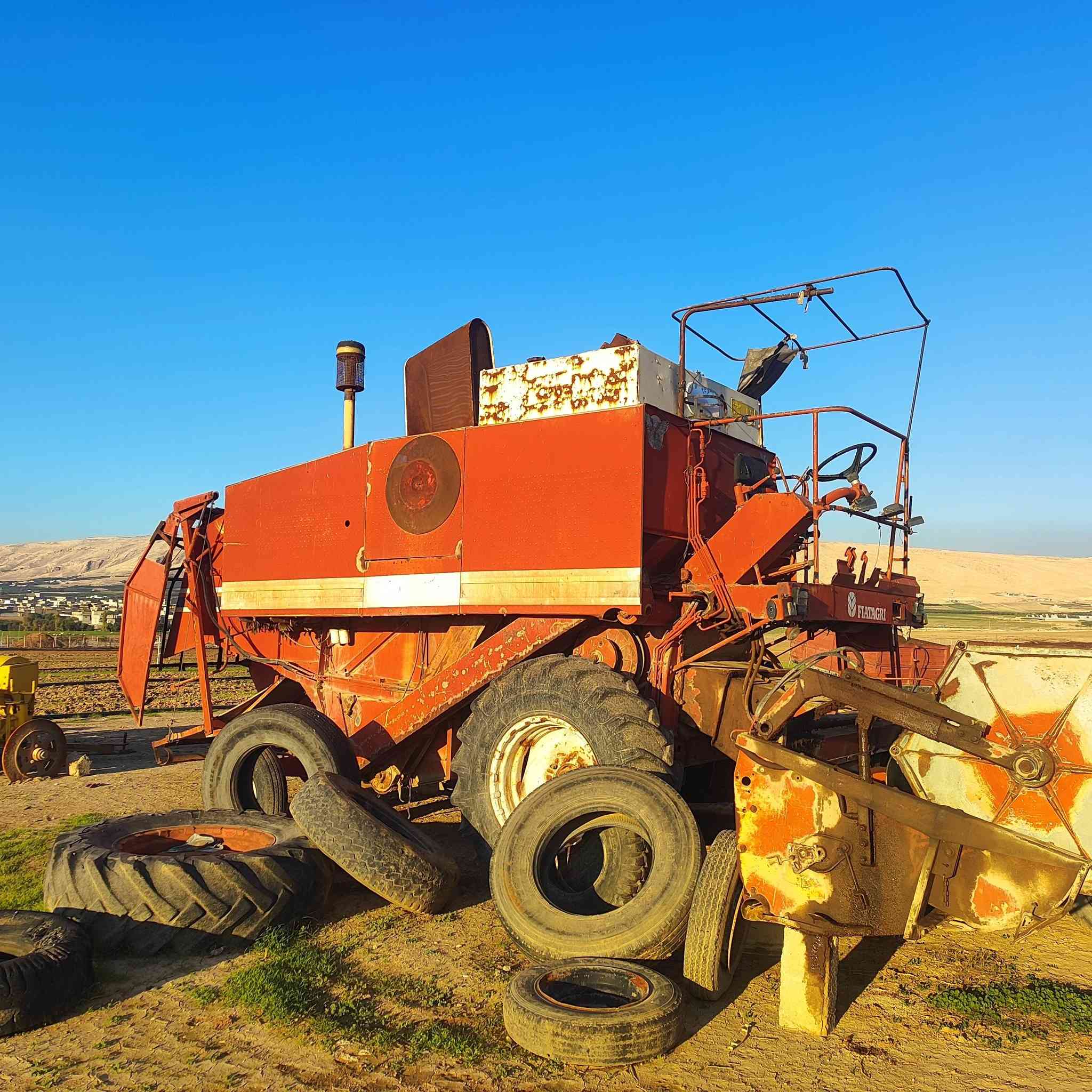 السلام عليكم حاصدة للبيع لافيرده موديل 85 شرط التحويل وا  الوكالة المكان الموصل
***********
