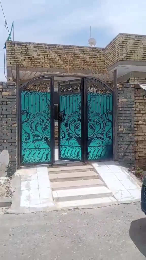 السلام عليكم 
 دار للبيع حي الغدير الثانيه مساحه ٢٠٠ طابق واحد بناء درجه اولى استقبال وصاله وغرفتين نوم وحديقه داخليه ومطبخ حار وبارد مقابيل البيت ساحه البيت صب مسلح
الاستفسار اتصل ع الرقم او مراسله الصفحه ***********
