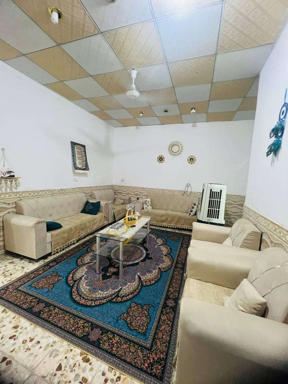 بيت للبيع مساحه 100مربعه واجه 7 طابقين يحتوي على صاله استقبال وغرفه نوم ومطبخ والطابق الثاني يحتوي على غرفتين بيت جديد كاشي وسيراميك البيت نظيف مناقصه شي تجي وتشوف السعر 55 وبي مجال عنوانه شارع المطار نهايه شارع الشفلات قرب اسواق سيد بشار 
*********** للاتصال
