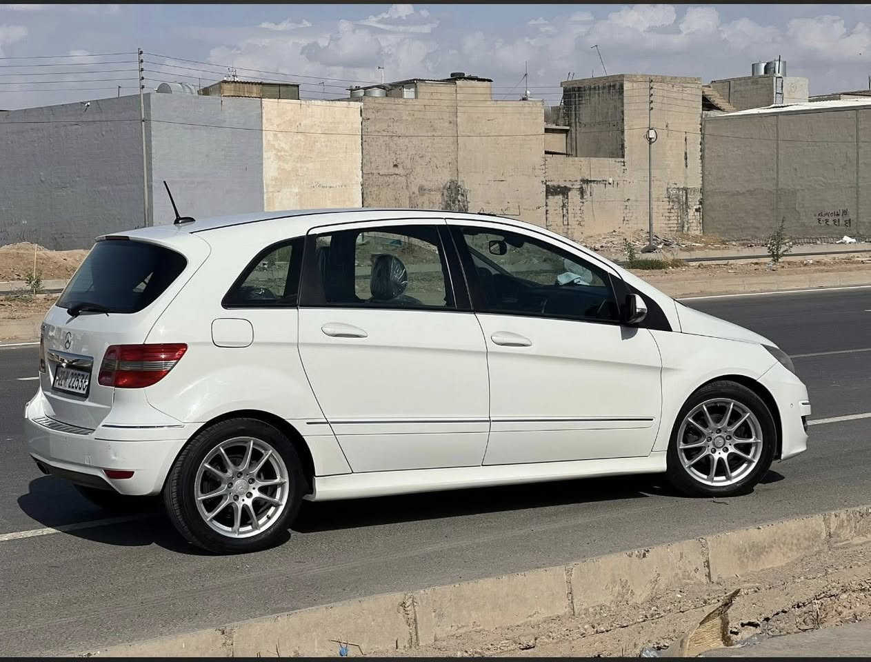 للبيع  مارسيدس B160 موديل 2011
لون ابيض 4 سلندر 1.5
السياره كلين كفاله عامه السونر موضح بلصور 
فول مواصفات    معدا الفتحه 
مكان السيارة بغداد البياع  باسمي تحويل ثاني يوم 
تخم تاير جديد  
سيارة جداً نضيفه 
السعر 110$
للتواصل واتس او اتصال 
***********
