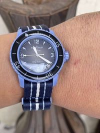 ساعة ماركة سواتش صنع سويسري اصل تصميم تتميز بلون ازرق مدرج  من محيط ال...