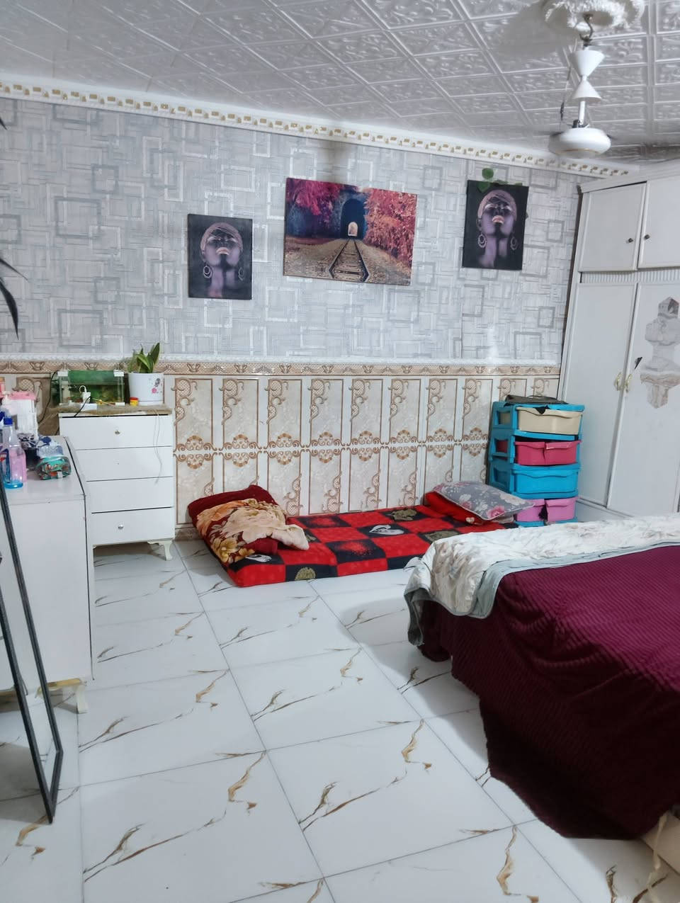 بيت للبيع المساحة 130 متر 📍الموقع جداً ممتاز كربلاء طويريج حي الجمعية كافة الخدمات متوفره يحتوي على طارمه وستقبال وصاله ومطبخ وصحيات خارجية وداخليه 3 غرف النوم
📢للاستفسار 
📞 للاتصال على الرقم التالي 
📞***********
📞***********
