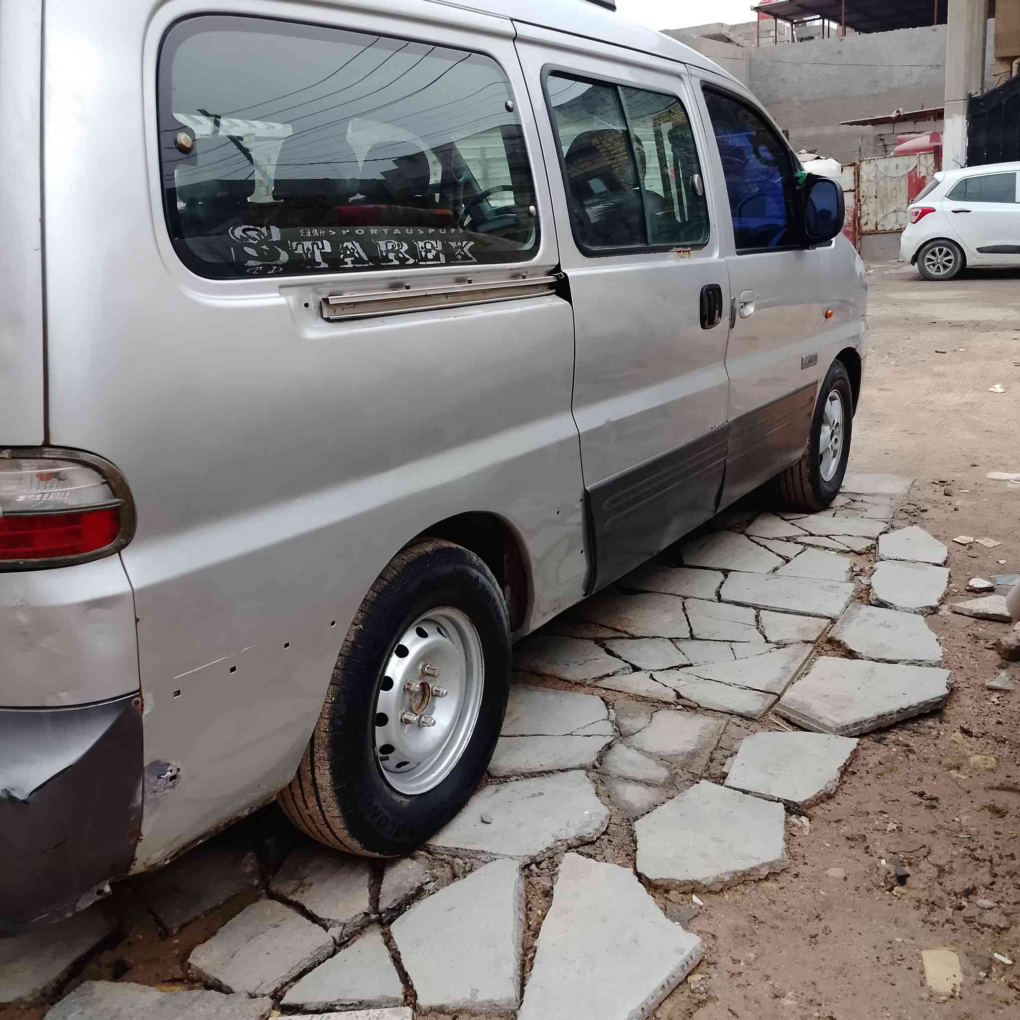 السلام عليكم سياره ستاركس 2007للبيع السياره رقم بصره انكليزي بسمي السياره تخم تاير وباتري قبل شهر امبدلهن تبريد شغال محرك مفتوح كير عادي المحرك حلو حداديه جديده مكان السياره بصره السعر المطلوب 70 وبيهة مجال للستفسار اكثر هاذ رقمي ***********
